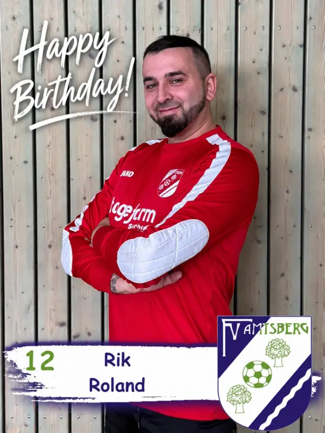 Unsere Nummer 2… unser Rik! 🎉

Heute feiert einer Geburtstag, der vor etwas mehr als einem Jahr sein Comeback gegeben hat und seitdem wieder fleißig die Handschuhe für den FVA anzieht. 🧤⚽

Lieber Rik, du stellst dich immer in den Dienst der Mannschaft, rutschst für uns regelmäßig durch den Strafraum und hast dabei gefühlt dauerhaft ein Grinsen im Gesicht. Ob das an uns liegt oder an den mittlerweile 33 Jahren Erfahrung, darüber lässt sich streiten. 😜

33 Jahre jung wirst du heute – ein Alter, in dem man auf dem Platz zwar nicht mehr als Talent zählt, dafür aber genau weiß, wie man den Ball hält. 💪⚽

Wir wünschen dir von Herzen alles erdenklich Gute zum Geburtstag, vor allem Gesundheit, Glück und viele schöne Momente – auf und neben dem Platz.

Lass dich heute ordentlich feiern und genieße deinen Tag!

#meineliebe #meinverein #nurderfva