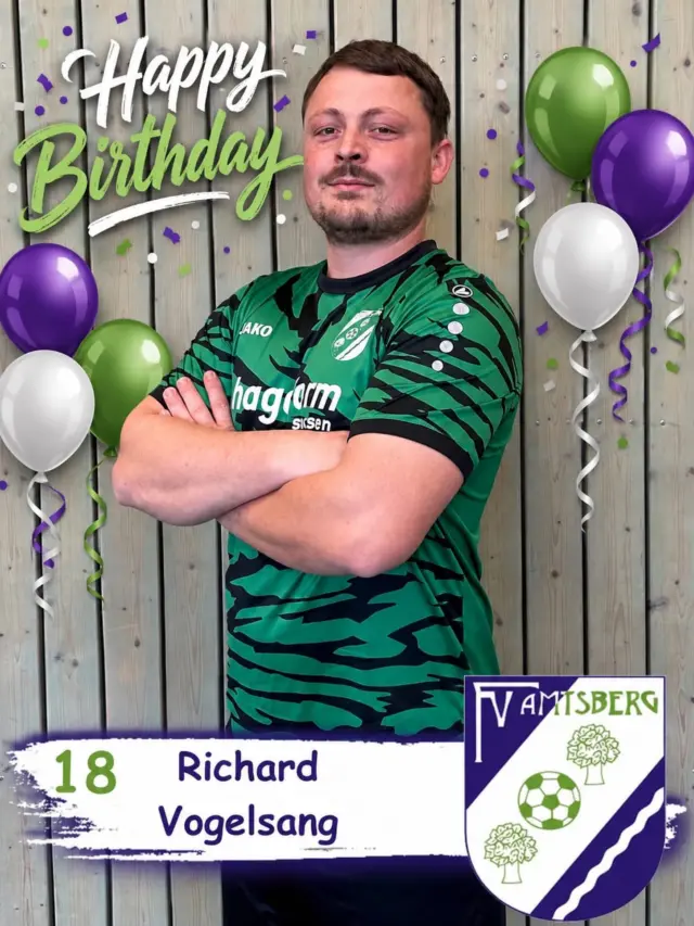 🎉 Happy Birthday, Richi! 🎉

Heute wird unser Richi 35 Jahre alt. Endlich Alte Herren spielen? Vergiss es… Zu diesem Thema hast du ohnehin kein Mitspracherecht. Du bleibst unser Abwehrvulkan – das ist so sicher wie das Amen in der Kirche. 🌋⚽

Wer mit Richi zusammenspielt, braucht eigentlich keinen Trainer – die Anweisungen kommen schließlich schon aus der Innenverteidigung. Laut, deutlich und selbstverständlich ungefragt.

Als Sprachrohr unserer Abwehr bist du ohnehin nicht zu überhören. Von hinten hast du schließlich den besten Überblick… zumindest in deiner eigenen Welt. Sobald sich ein Mitspieler traut, ebenfalls eine Ansage zu machen oder deine Meinung infrage zu stellen, dauert es keine zwei Sekunden, bis dein legendäres „Dir juckt wohl der Mückenstich?!“ durchs Erzgebirge schallt. Danach ist die Diskussion meistens beendet. Nicht weil alle überzeugt sind – sondern weil keiner mehr gegen dich ankommt. 😂

Und dann gibt es noch diesen einen Moment, den wirklich jeder kennt: Ein Mitspieler will dich anspielen… leider auf den linken Fuß. Für einen kurzen Augenblick wird es still. Dann folgt der obligatorische Hinweis, den inzwischen selbst Zuschauer, Schiedsrichter und der Platzwart auswendig können: „ICH BIN RECHTSFUSS!“ Ob das den Pass besser macht? Darüber lässt sich streiten. Über deine Lautstärke allerdings nicht. 🤣

Du diskutierst mit Mitspielern, hinterfragst den Trainer und erklärst dem Schiedsrichter regelmäßig, wie Fußball eigentlich funktioniert. Manchmal bringst du uns damit an den Rand des Wahnsinns – aber genau deshalb würden wir dich gegen keinen anderen tauschen wollen.

Denn hinter dem Vulkan steckt einer, der für den FVA alles gibt. Einer, der jeden Zweikampf annimmt, seine Mitspieler antreibt und immer mit Herzblut auf dem Platz steht. Genau solche Typen machen eine Mannschaft aus.

Bleib genauso, wie du bist, Richi. Laut, impulsiv, manchmal ein bisschen stur – aber vor allem einer von uns. Lass dich heute ordentlich feiern und genieße deinen Ehrentag. Auf viele weitere Jahre voller Kommandos, Diskussionen und legendärer Richi-Momente! 🍻💚🤍

Alles Gute zum Geburtstag! 🎉