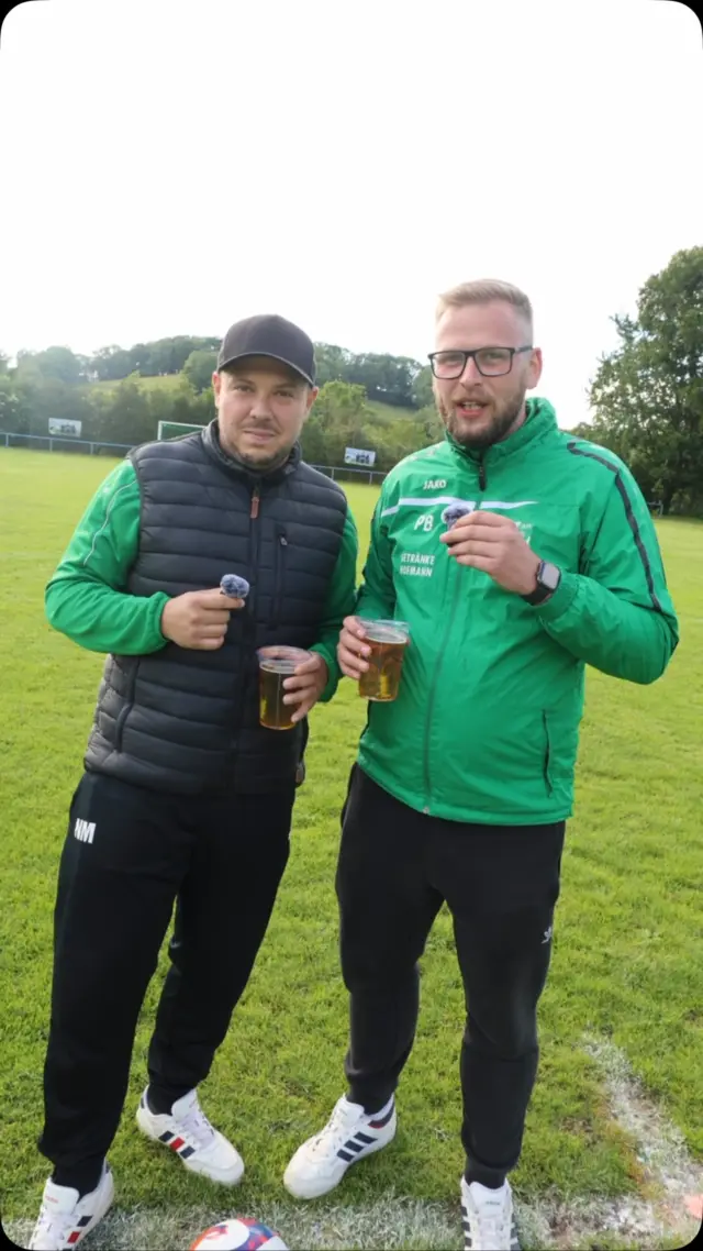 💚 DANKE, Brian! 🤍

Unsere Nummer 7 verlässt den FV Amtsberg. Wir als gesamte FVA-Familie möchten uns von Herzen bei dir bedanken und wünschen dir für deine sportliche und private Zukunft nur das absolut Beste!
Eines ist sonnenklar: Du bist und bleibst ein Amtsberger Jung’ und wirst nie vergessen, wo deine Wurzeln liegen.
Das ist kein Abschied für immer – eines Tages werden wir uns wieder auf dem Platz sehen und gemeinsam den FVA nach vorne schießen!
Einmal Amtsberger, immer Amtsberger! Mach’s gut, Brian!💚🤍